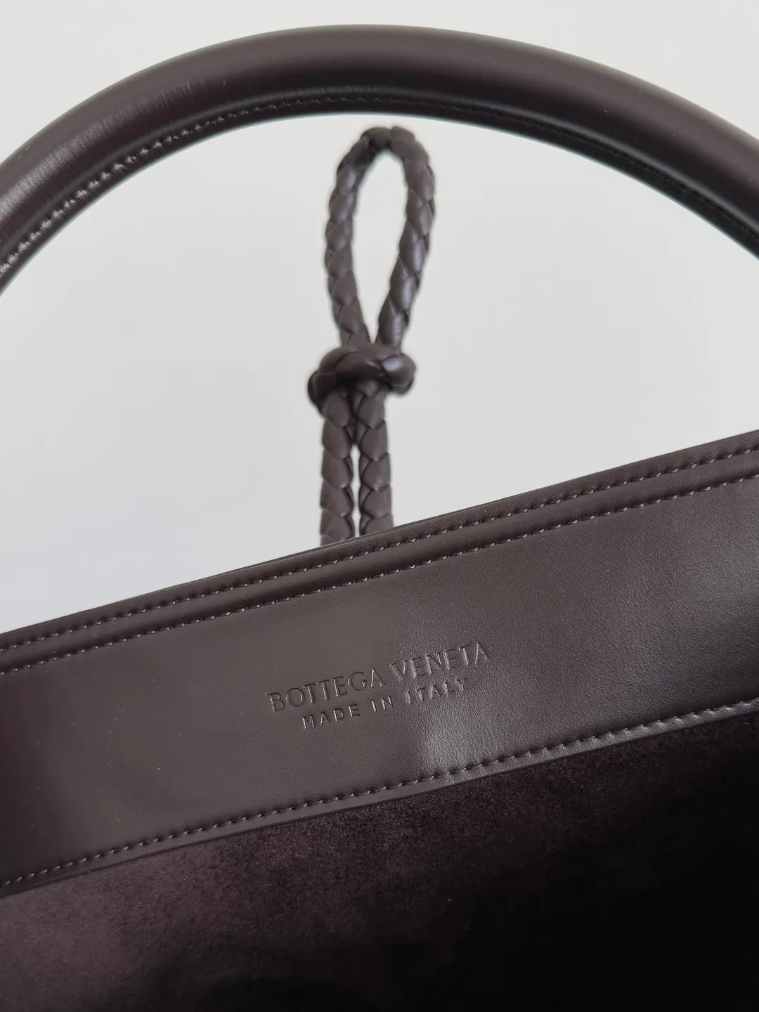 Batch 1920 BOTTEGA VENETA 2025 new women's LIBERTA small bucket bag The wind of "freedom" is still blowing towards summer🫧Unique bag shape and large enough capacity. This kind of small bag has always been very popular in summer. It can easily store essential items such as sunscreen and mini 5-fold umbrella when carrying it when going out. It uses braided knots and horseshoe buckle shapes. The metal ring is used for opening and closing, and the classic weaving is only used as an embellishment here, giving way to the simplicity of all-leather. It is a true combination of innovation and classics. It is also equipped with a detachable long shoulder strap. Friends who don’t like to carry it on the shoulder can only buy this bag and have more choices. Style number: 806038 Size: 30*18*18cm